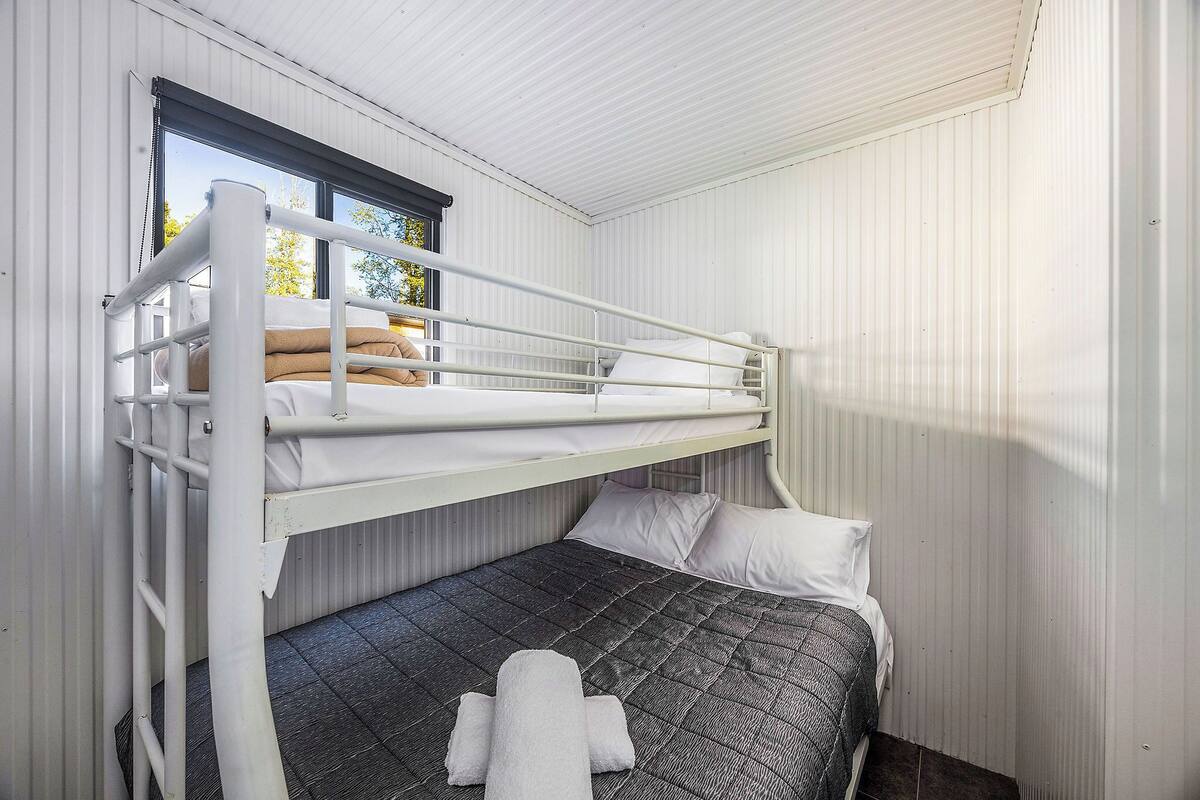 Room code: Standard Cabin - Sleeps 5 - Riverbreeze | 遮光窗帘、熨斗/熨板、免费 WiFi、床单