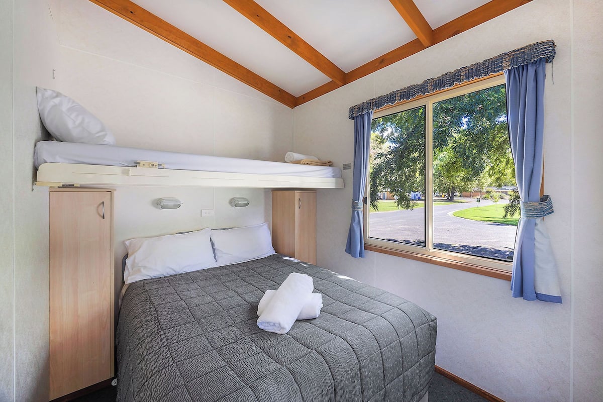Standard Cabin - Sleeps 5 - Jayco | 遮光窗帘、熨斗/熨板、免费 WiFi、床单