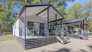 Premium Cabin - Sleeps 9 | 1 Schlafzimmer, Verdunkelungsvorhänge, Bügeleisen/Bügelbrett