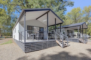 Premium Cabin - Sleeps 9 | 1 chambre, rideaux dâobscurcissement, fer et planche Ă repasser