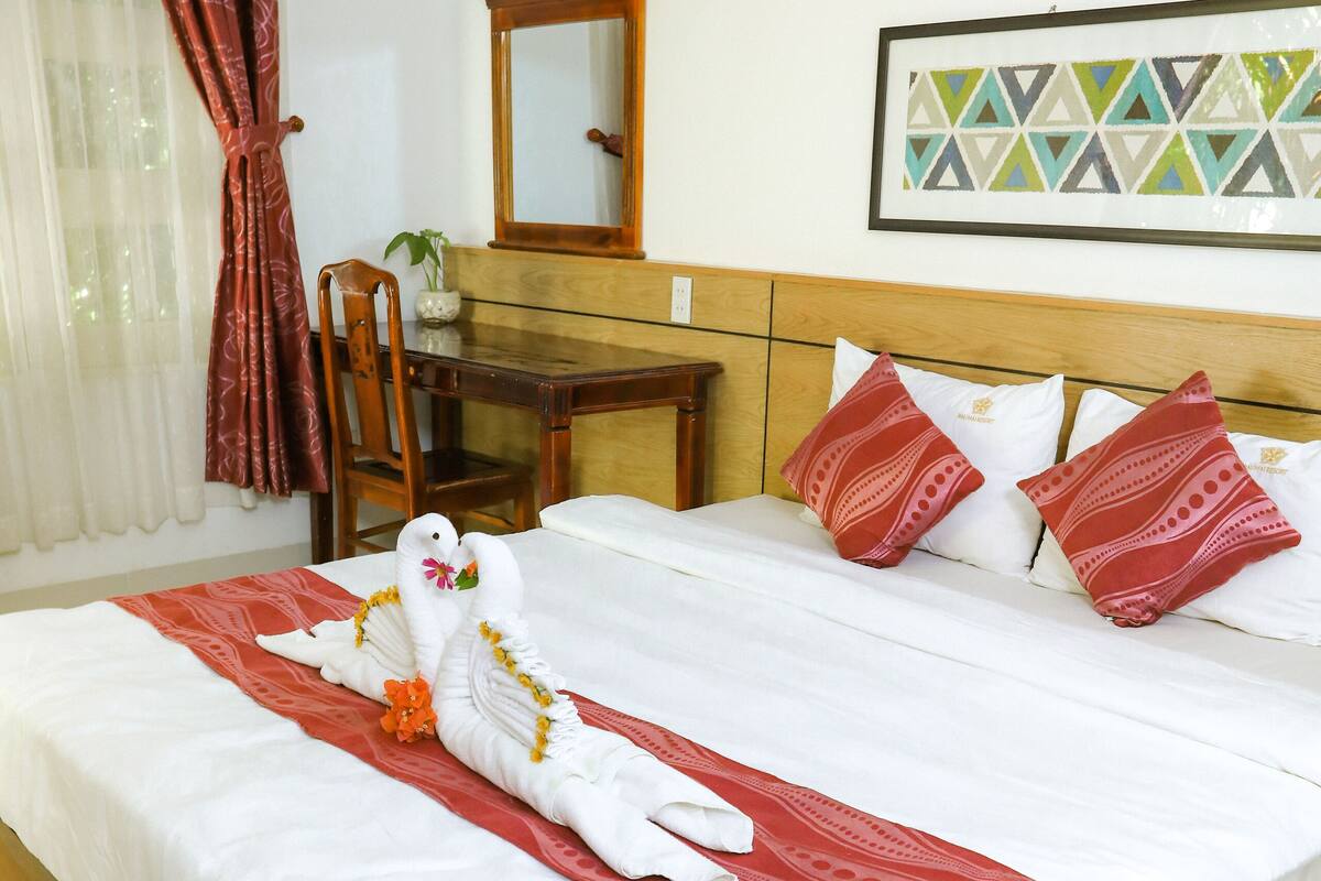 Deluxe Seaview Double Room | Minibar, in-room safe, desk, soundproofing