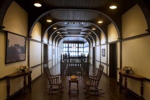 Coin salon dans le hall