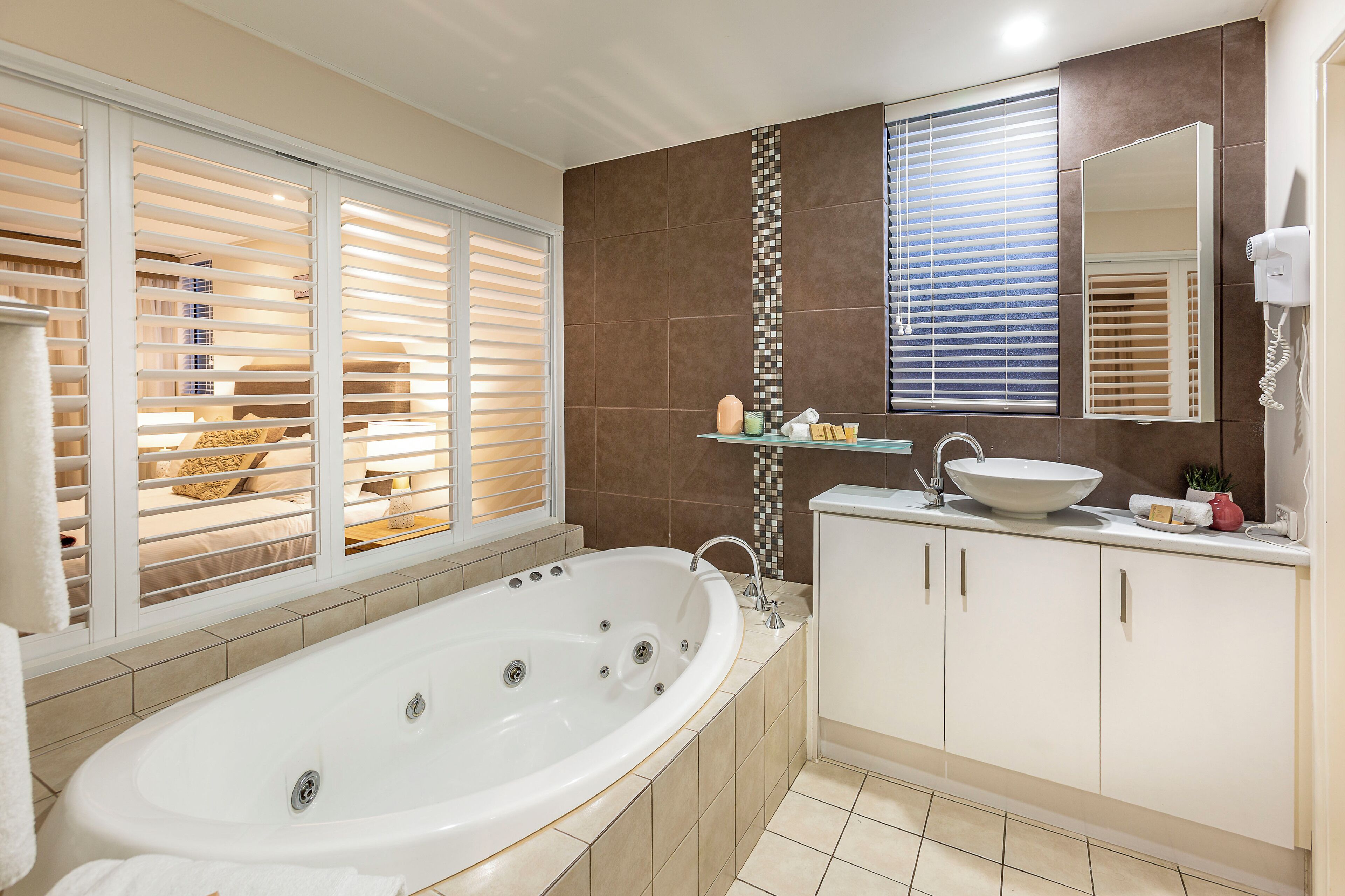  King Spa Room | Bathroom | Free toiletries, hair dryer, towels