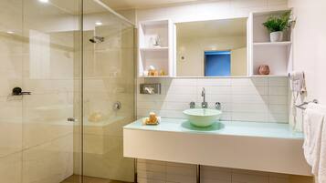 Articles de toilette gratuits, sĂšche-cheveux, serviettes fournies