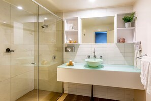 Articles de toilette gratuits, sèche-cheveux, serviettes fournies