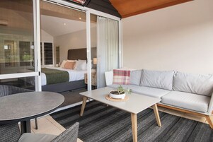 Habitación estándar, balcón | Zona de estar | Una televisión LCD, un reproductor de DVD