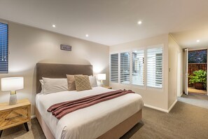 Chambre Deluxe, baignoire à jets | Fer et planche à repasser, lits bébé (gratuits)