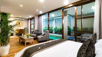 Executive Studio, 1 Bedroom | Minibar, in-room safe, desk, laptop workspace