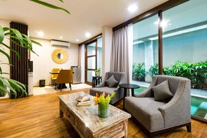 Estudio ejecutivo, 1 habitación | Zona de estar | Televisión LED de 32 pulgadas con canales por cable, una televisión