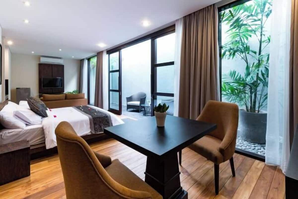 1 slaapkamer, een minibar, een kluis op de kamer, een bureau