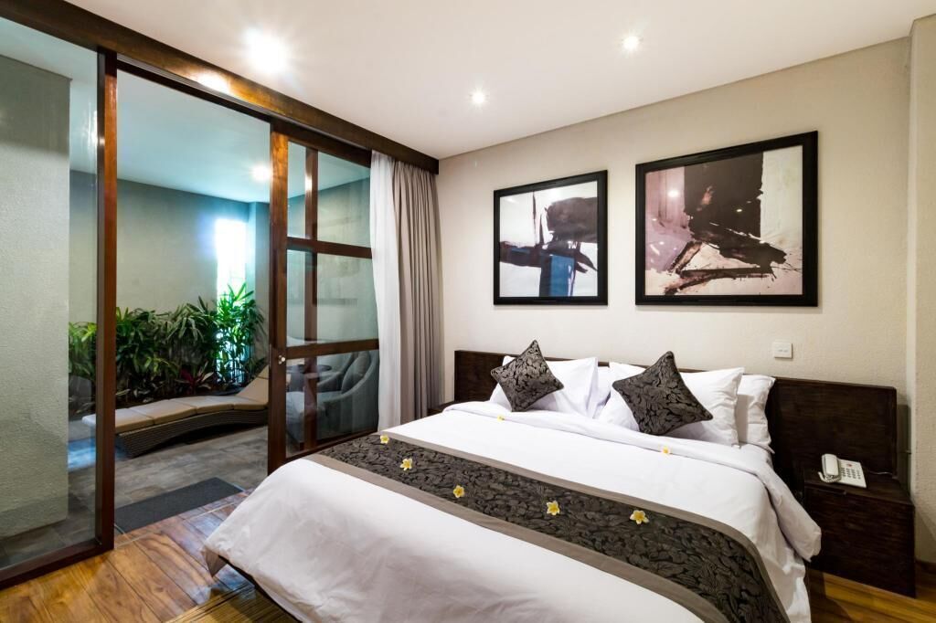 Minibar, in-room safe, desk, laptop workspace