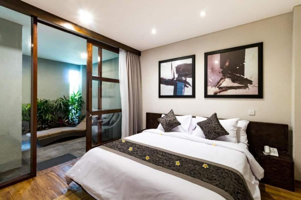 Minibar, in-room safe, desk, laptop workspace