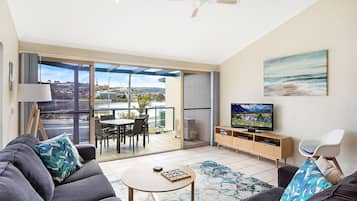 Departamento, 2 habitaciones, vista al lago | Área de sala de estar | Televisión de plasma y reproductor de DVD