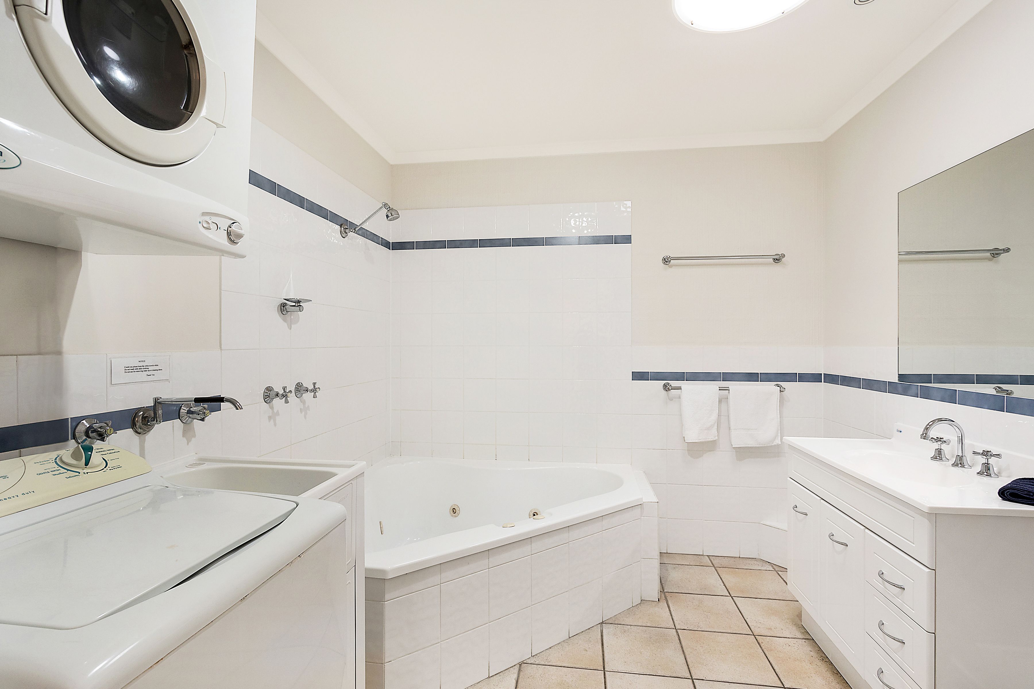 Un baño moderno con una bañera, un lavamanos y un inodoro.