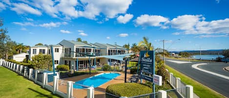 Hồ bơi ngoài trời, hồ bơi nước nóng, ghế dài tắm nắng