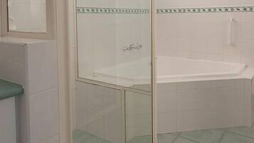 Luxury Apartment, 2 Bedrooms, Non Smoking, Kitchen (spa luxury min2) | Bathroom | Towels