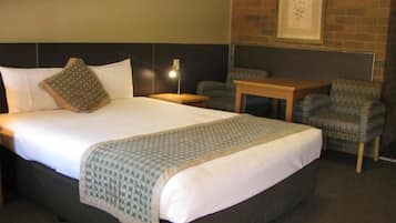 Habitación Deluxe, para no fumadores, refrigerador (Queen Deluxe) | Área de sala de estar | Televisión