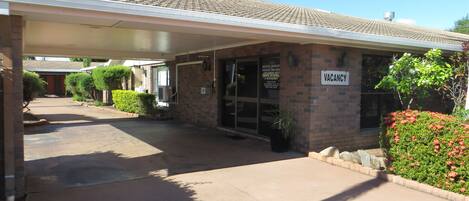 المنطقة المحيطة بالمنشأة