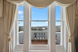 高级房, 1 张特大床, 浴缸, 城市景观 | 客房景观