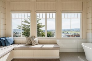 Superior kamer, 1 kingsize bed, bad, uitzicht op de stad | Uitzicht vanuit de kamer