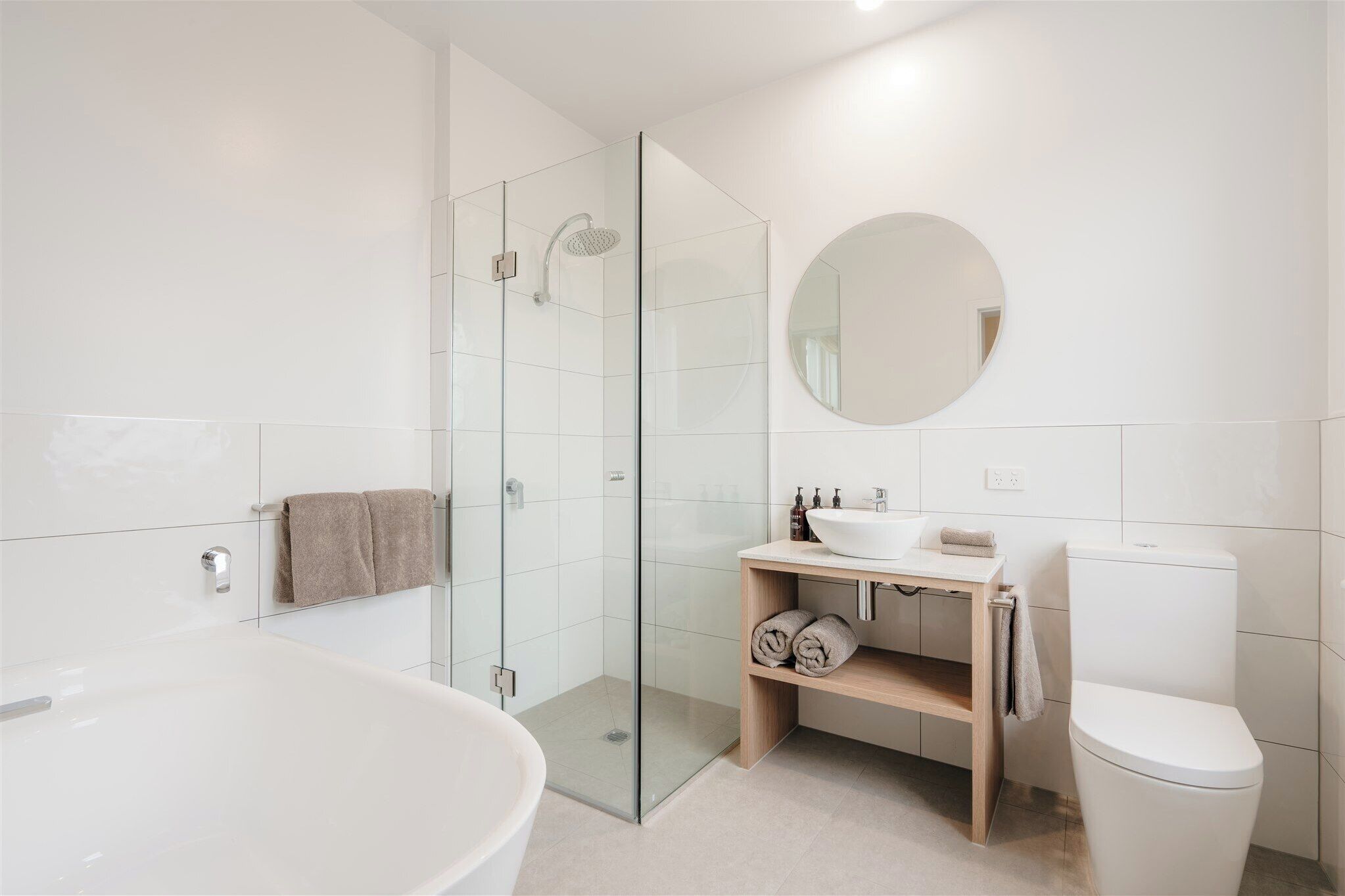 Superior Room, 1 King Bed, Bathtub, City View | Bathroom