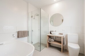 Habitación superior, 1 cama de matrimonio grande, bañera, vistas a la ciudad | Baño | Artículos de higiene personal gratuitos, secador de pelo y toallas
