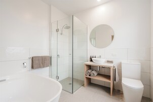 Superior Room, 1 King Bed, Bathtub, City View | Bathroom