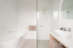 Superior Room, 1 King Bed, Bathtub, City View | Bathroom - Waratah on York (Launceston)