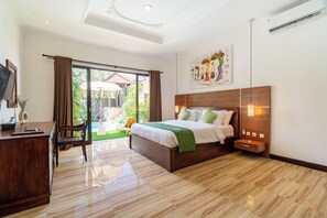 Deluxe suite | Een kluis op de kamer, een bureau, een strijkplank/strijkijzer