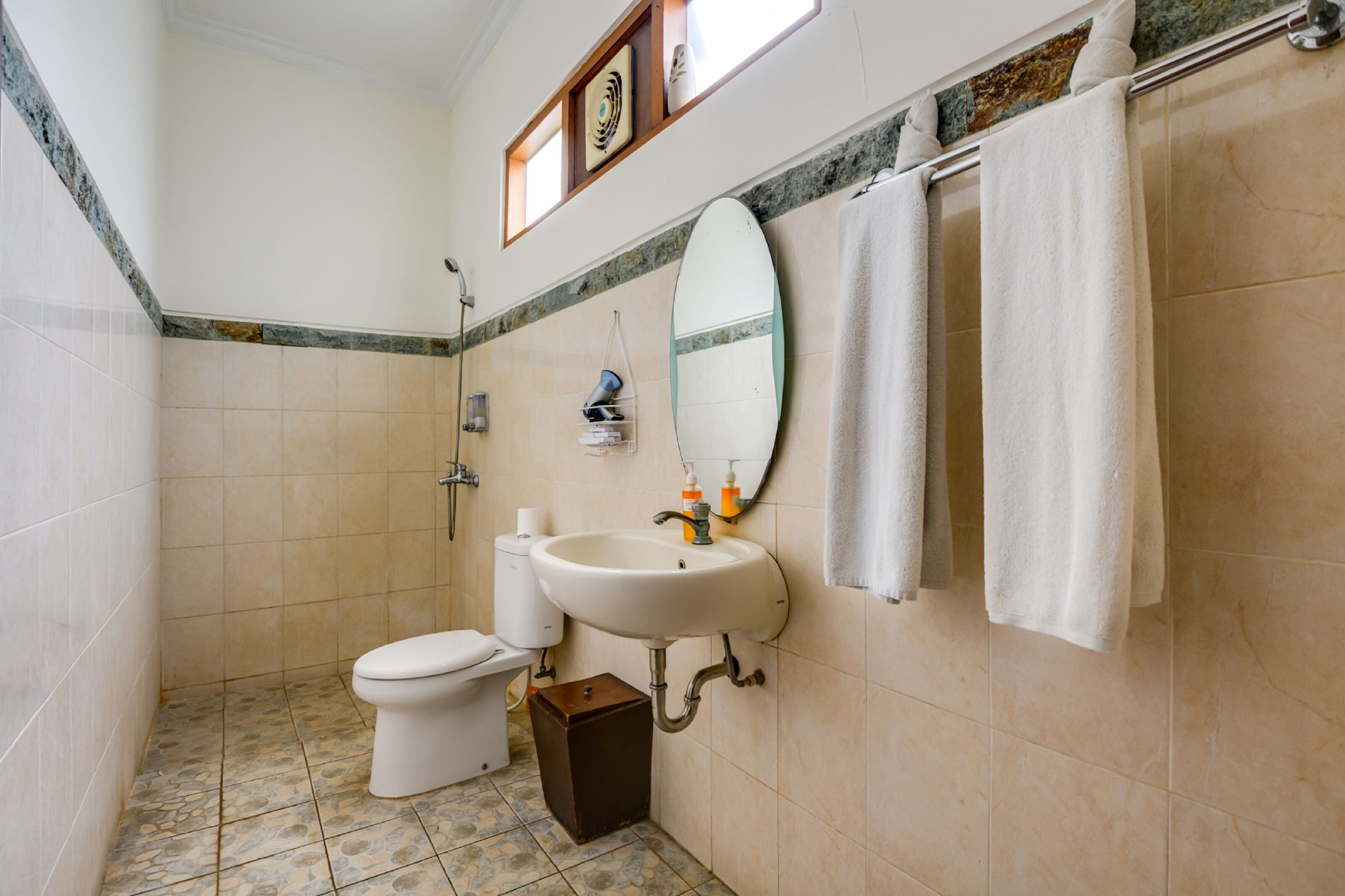 apartment, 2 bedrooms | bathroom | separate bathtub and shower, rainfall showerhead, free toiletries