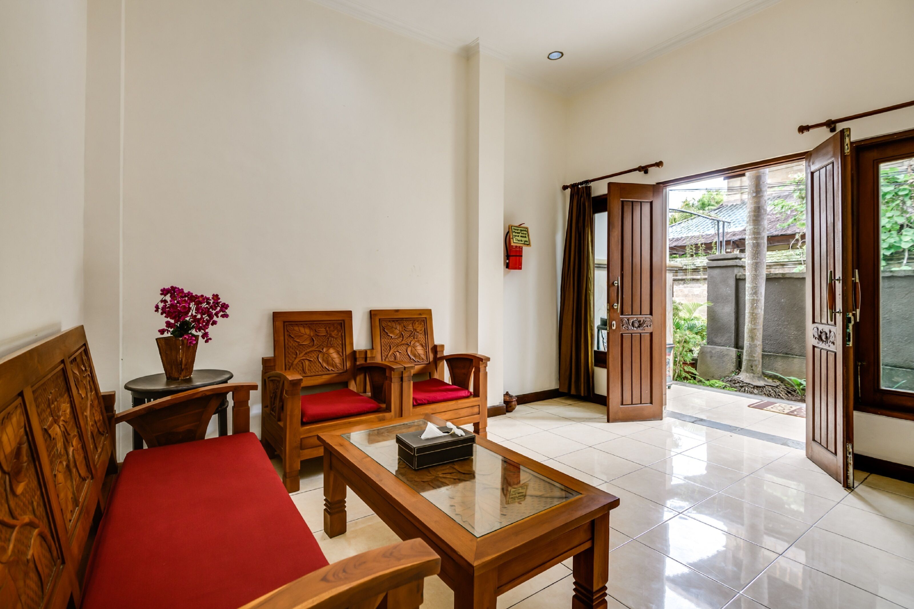 apartment, 2 bedrooms | living area | 32-inch tv with cable channels