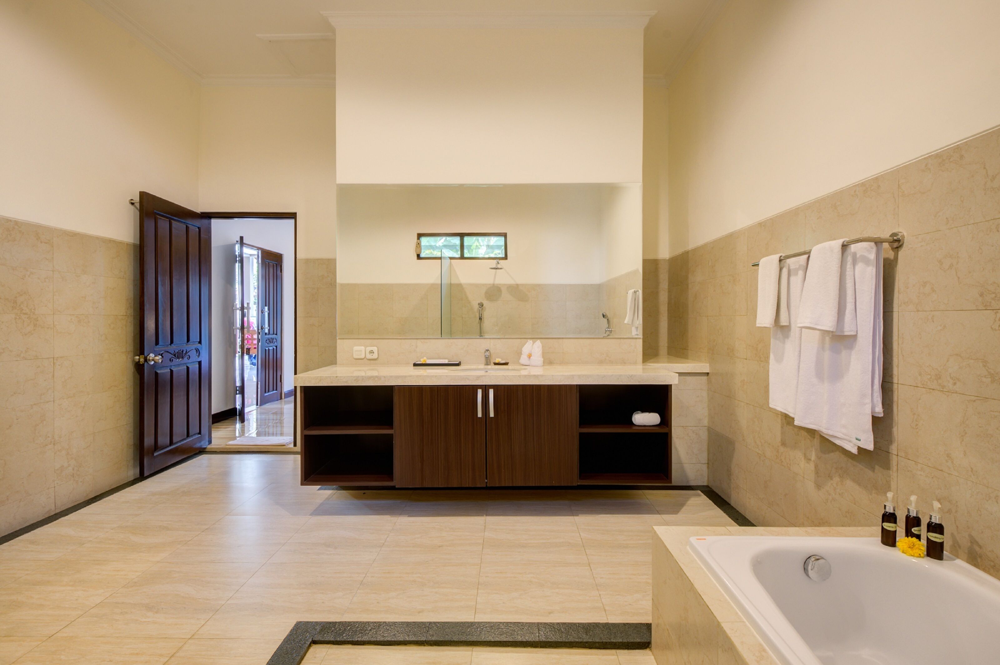 deluxe suite | bathroom | separate bathtub and shower, rainfall showerhead, free toiletries