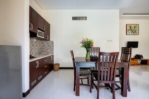 Full-sized fridge, microwave, coffee/tea maker, electric kettle