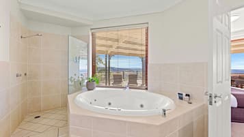 Standard Apartment, 1 Bedroom, Non Smoking, Kitchen (Ocean Studio Apartment) | Bathroom