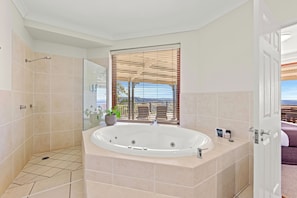 Căn hộ Tiêu chuẩn, 1 phòng ngủ, không hút thuốc, bếp (Ocean Studio Apartment) | Phòng tắm | Bồn tắm và buồng tắm vòi sen riêng, bồn tắm thủy lực