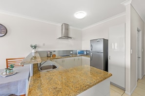 Căn hộ Tiêu chuẩn, 1 phòng ngủ, không hút thuốc, bếp (Ocean Studio Apartment) | Bếp riêng | Tủ lạnh, lò vi sóng, bếp nấu, máy rửa bát