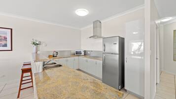 Apartamento estándar, 1 habitación, no fumadores, cocina (Ocean Apartment) | Cocina privada | Frigorífico grande, microondas, placa de cocina y lavavajillas