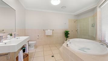 Standard Apartment, 1 Bedroom, Non Smoking, Kitchen (Ocean Apartment) | Bathroom