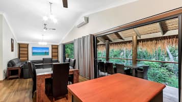 Deluxe Villa | Living area