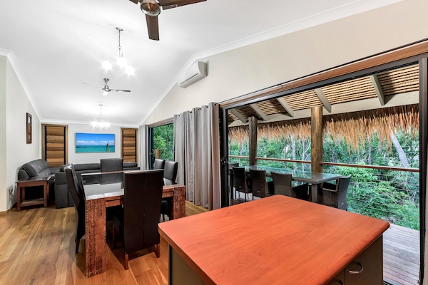 Villa Deluxe, 2 chambres, non-fumeurs, cuisine | Coin séjour | Télévision à écran plat de 32 pouces avec chaßnes numériques, télévision