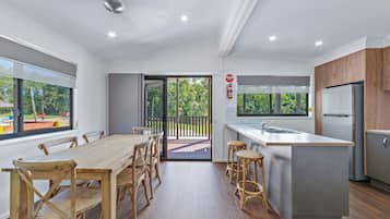 Deluxe 2 Bedroom Access Cabin - Sleep 5 | In-room dining