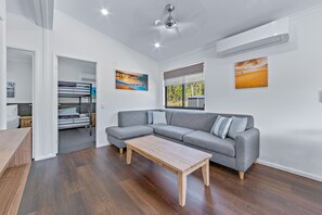 Cabane Deluxe, 2 chambres | Coin séjour | Télévision à écran plat de 32 pouces avec chaînes numériques, télévision