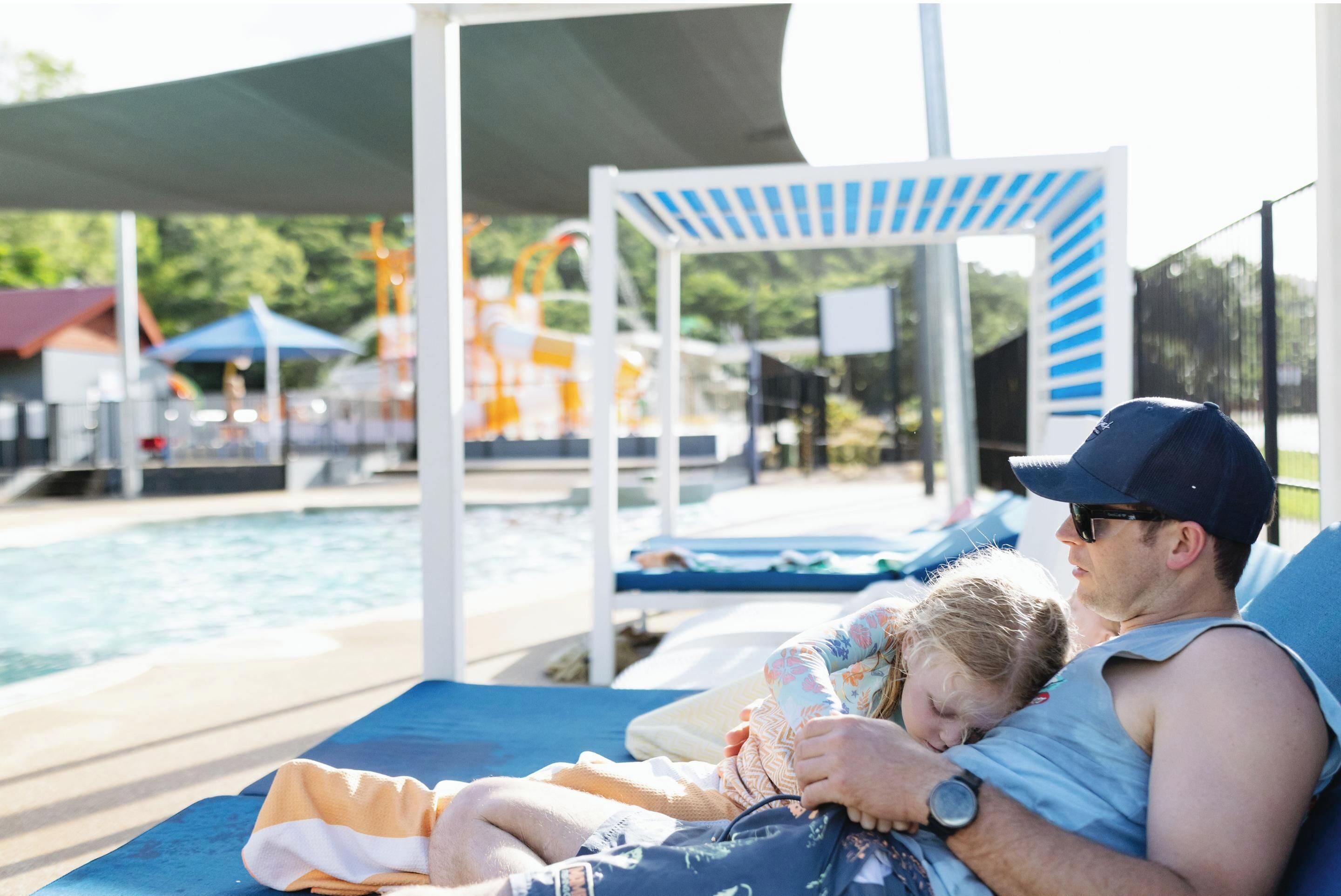 Una piscina al aire libre, camas de piscina gratis, sombrillas