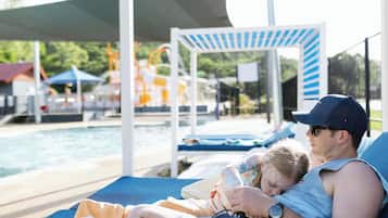 Piscine extérieure, cabanons gratuits, parasols de plage