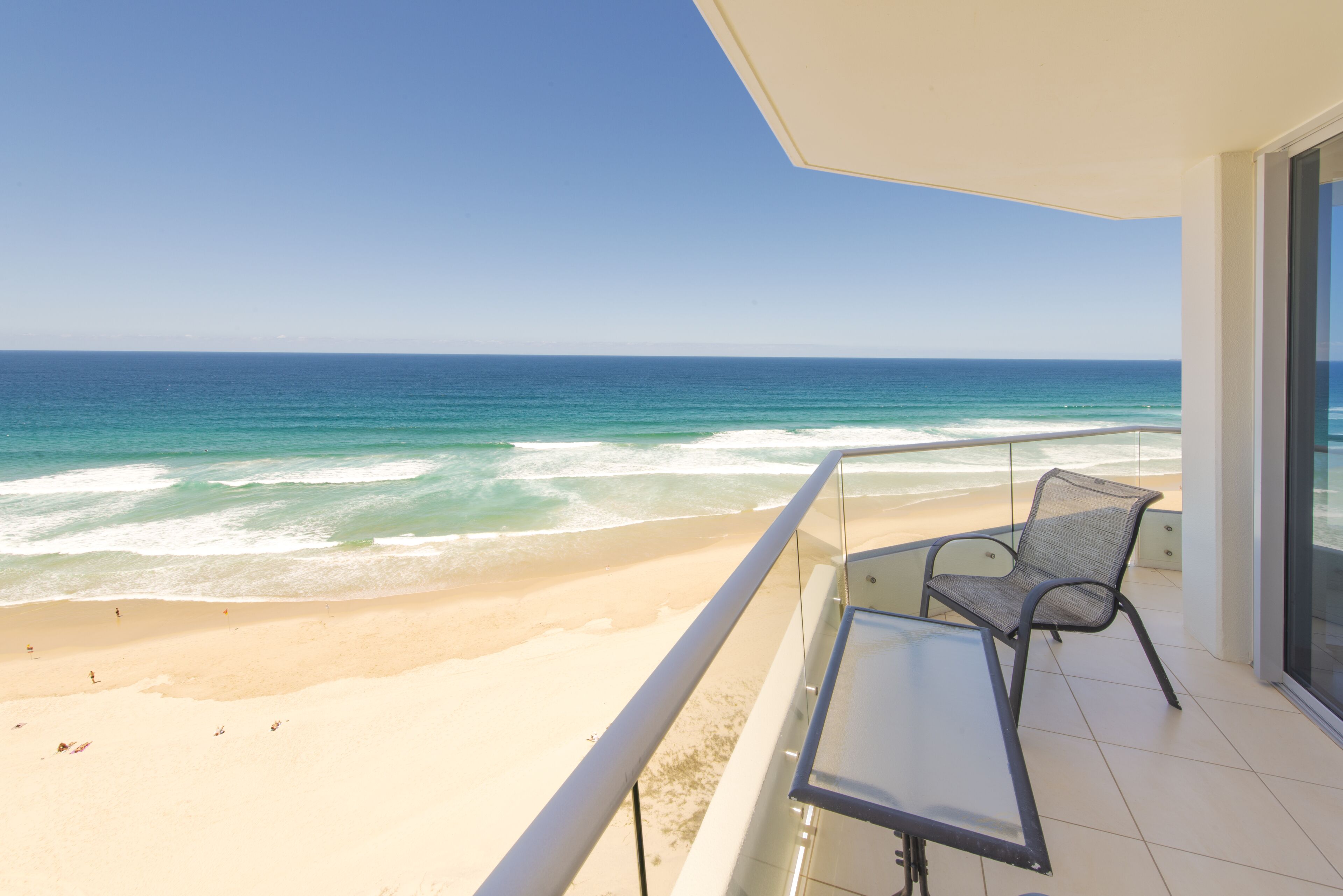 2 slaapkamers, een bureau, een strijkplank/strijkijzer