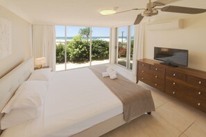 2 habitaciones, escritorio, tabla de planchar con plancha y cunas 