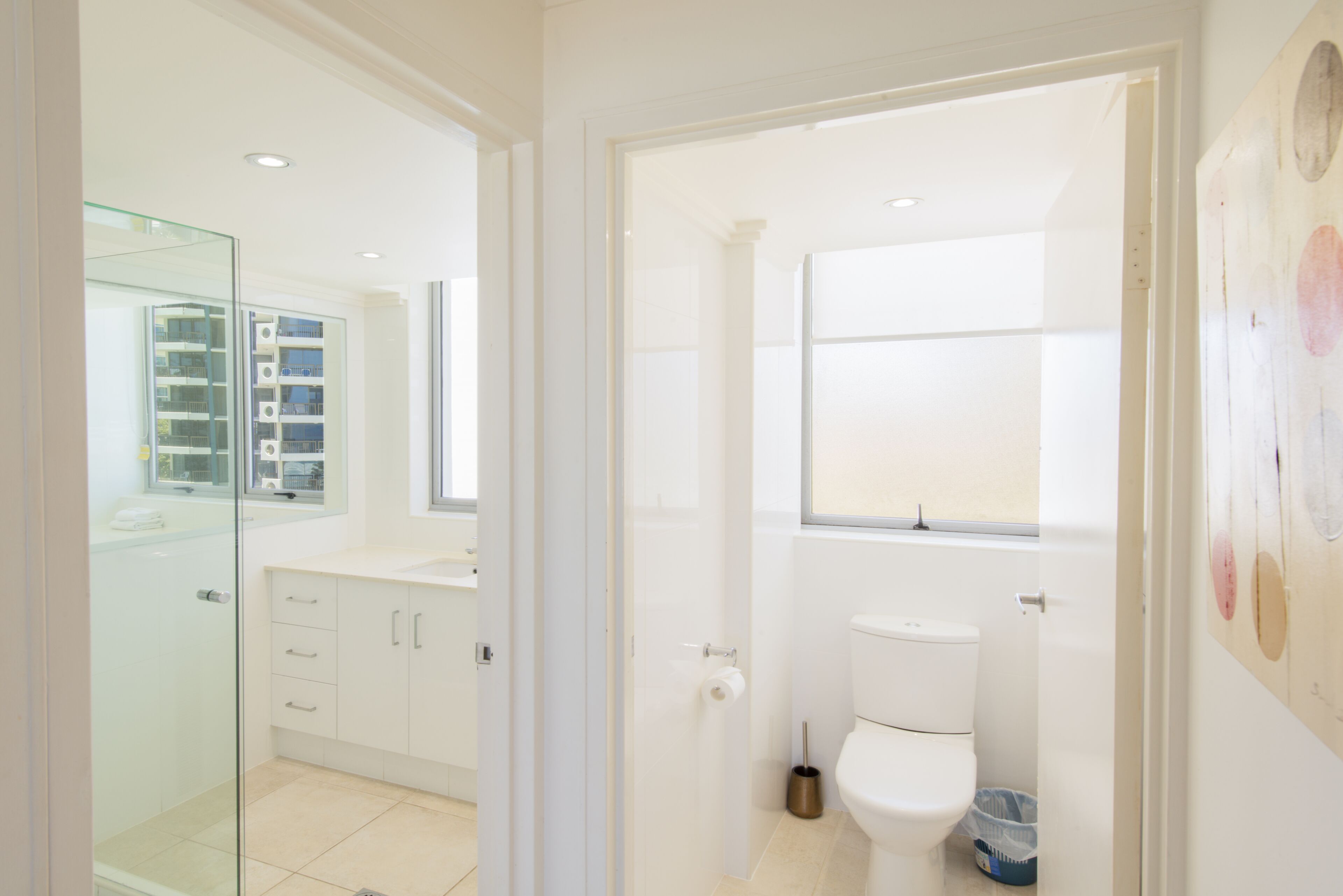 Une salle de bain moderne avec une douche à parois de verre, des toilettes et un lavabo.
