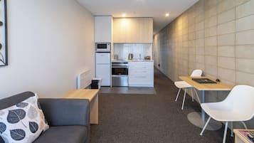 Studio, bếp | Bộ đồ giường cao cấp, bàn, phòng cách âm