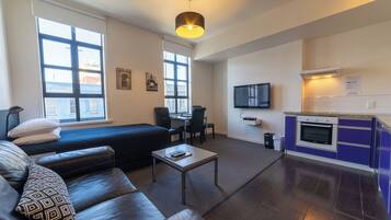 Deluxe One-Bedroom Apartment | Hochwertige Bettwaren, Schreibtisch, schallisolierte Zimmer