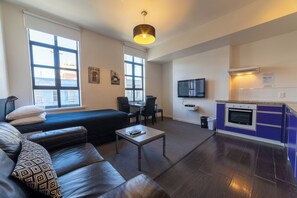 Deluxe One-Bedroom Apartment | Roupas de cama premium, escrivaninha, quartos à prova de som